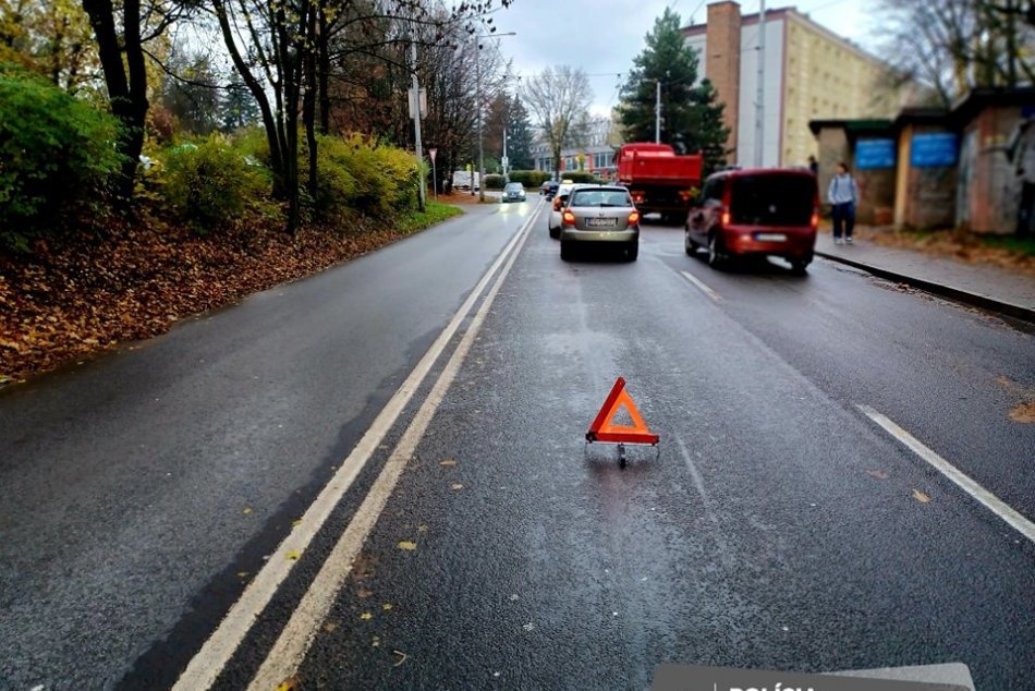 V OBRAZOCH: Dopravu v Bystrici komplikuje ranná nehoda
