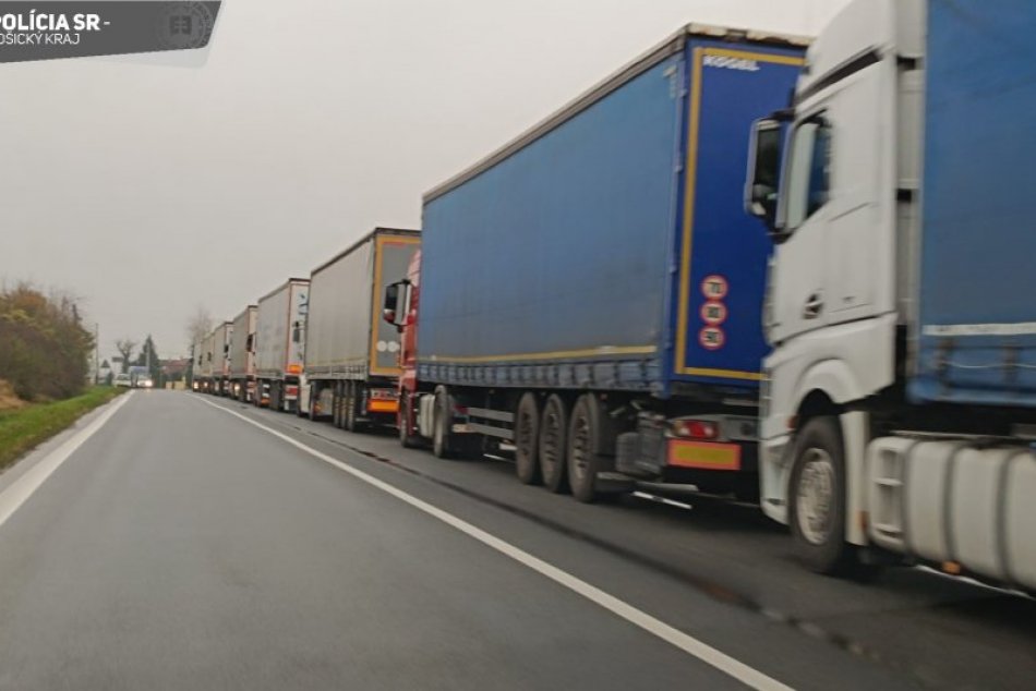 Na východnej hranici sa naďalej tiahne niekoľko kilometrov dlhá kolóna