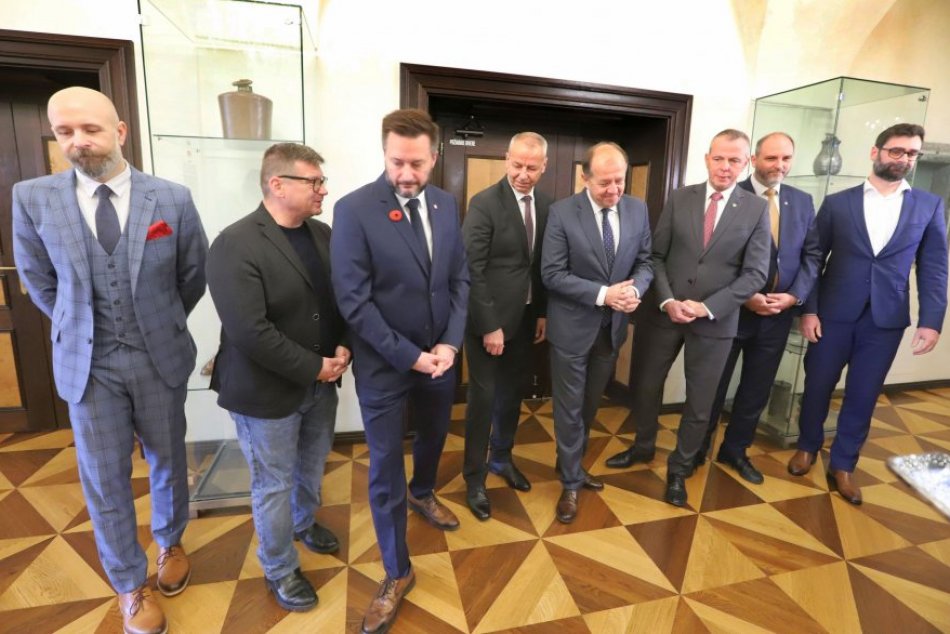 V OBRAZOCH: Brífing po rokovaní Združenia K8 v Banskej Bystrici