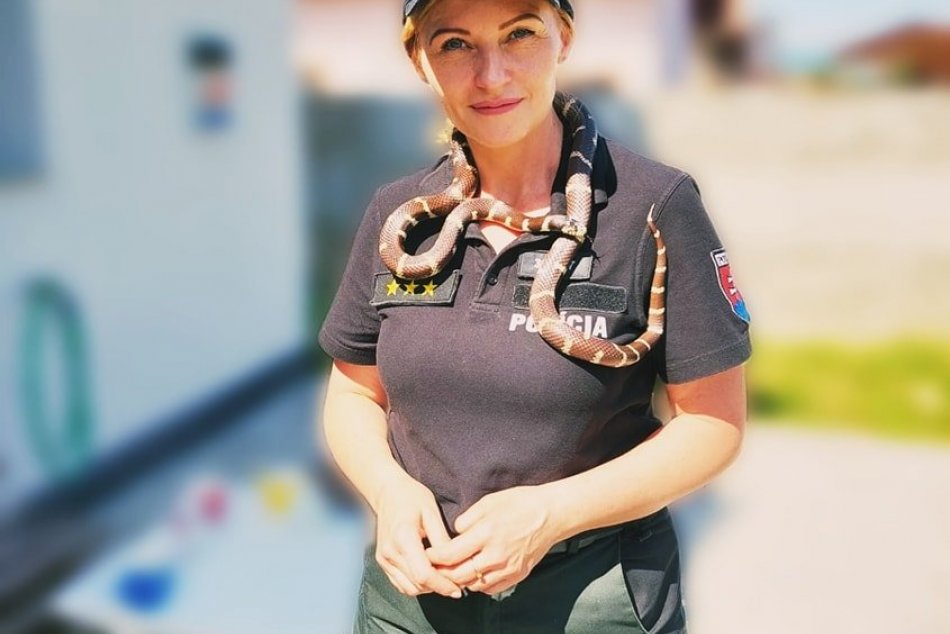Policajtka s hadom na hrudi