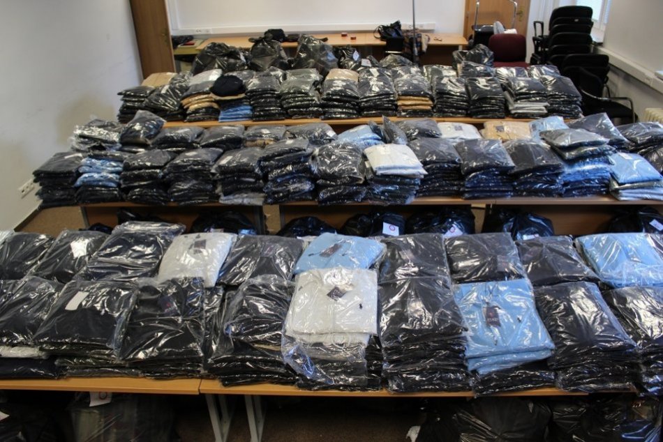 Colníci zadržali falzifikáty značkového oblečenia