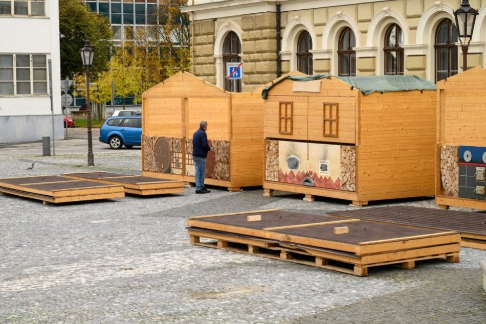 Stánky vo vianočnom mestečku v Nitre