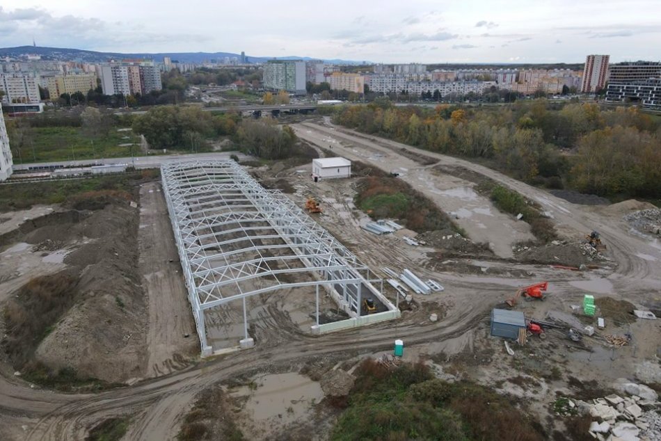 Letecký pohľad na električkovú trať v Petržalke