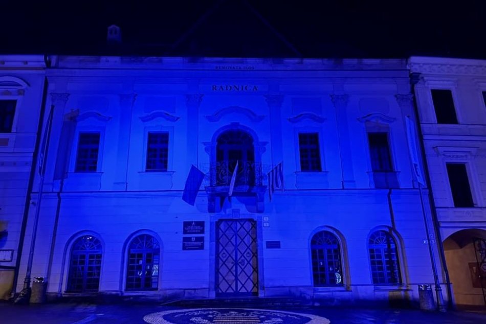 V OBRAZOCH: Bystrické dominanty sa odeli do modrej