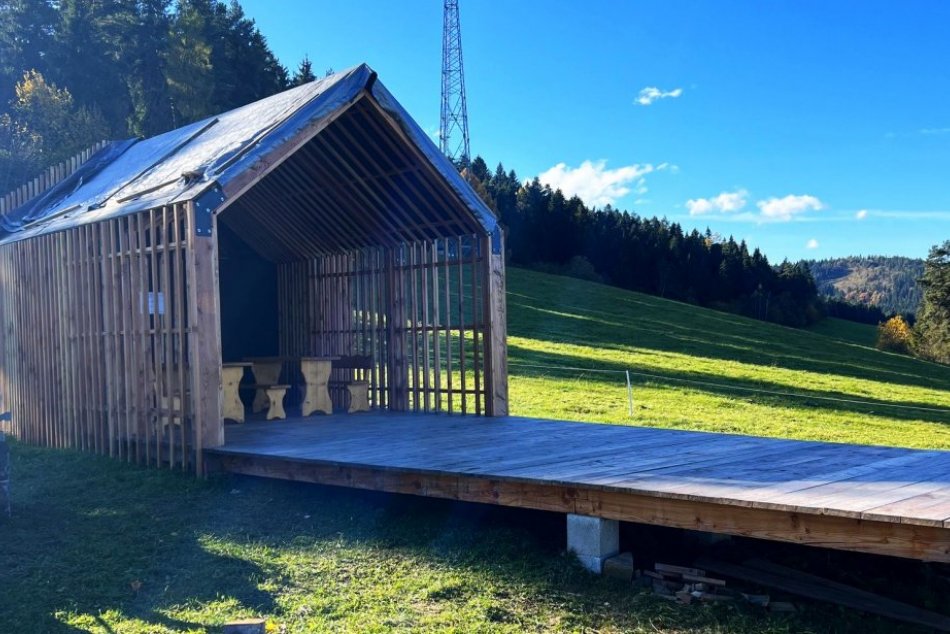 Objektívom: Nový prístrešok mobiliára v Matiašovciach