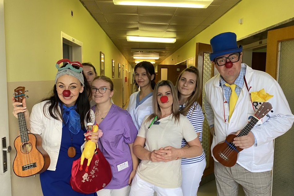 V OBRAZOCH: Klauni liečili na onkológii smiechom