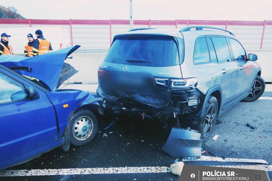 V OBRAZOCH: Pri nehode na diaľnici sa ťažko zranili dvaja ľudia