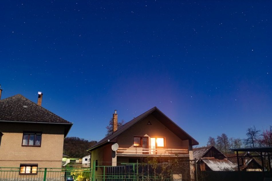 Polárna žiara nad obcou Záhradné