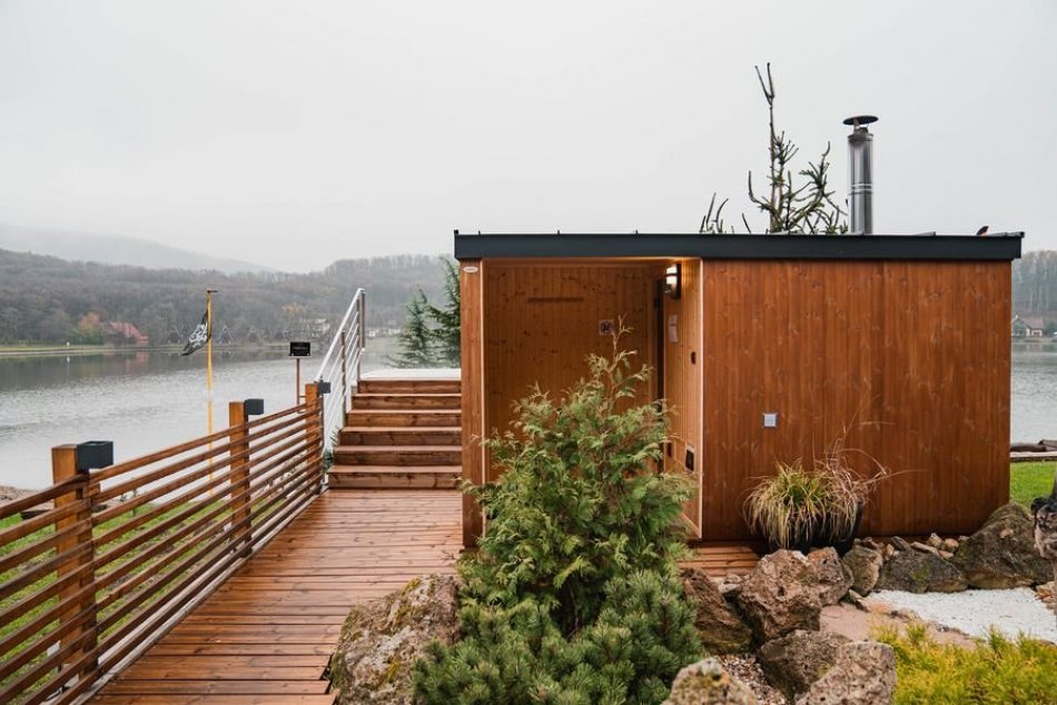 Vonkajší wellness areál hotela pri Vinianskom jazere