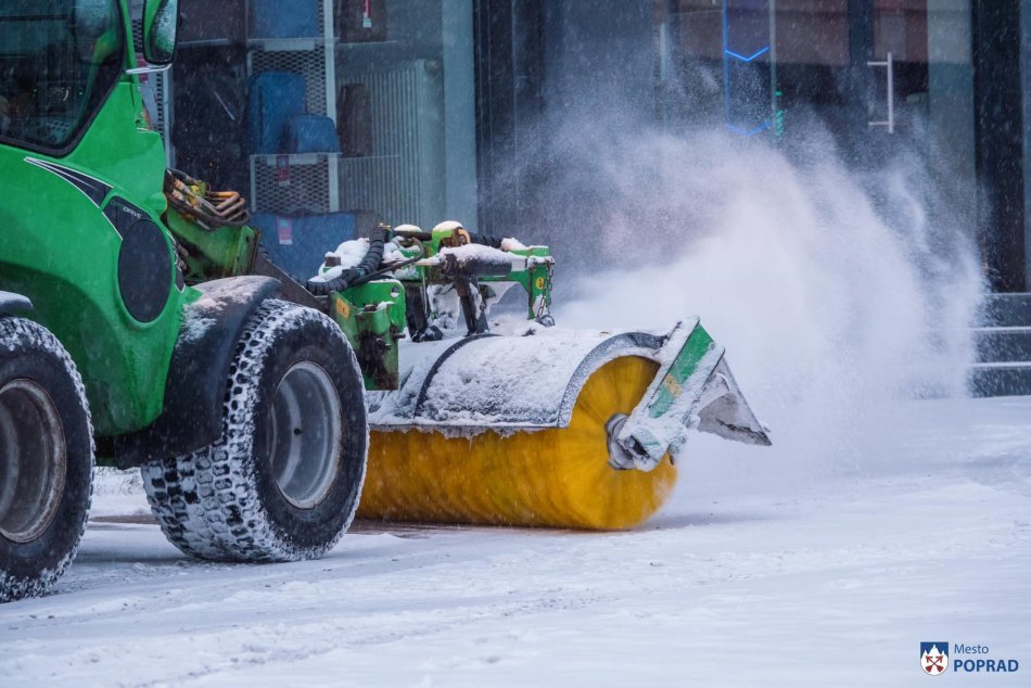 Objektívom: Sneženie v uliciach Popradu