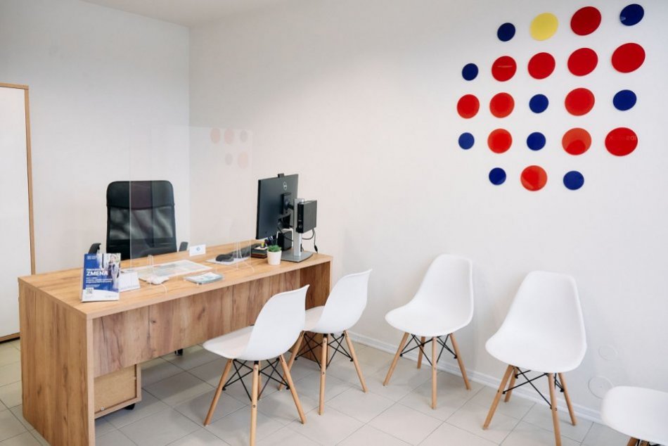 V OBRAZOCH: BBSK otvoril v ôsmich mestách zákaznícke centrá IDS