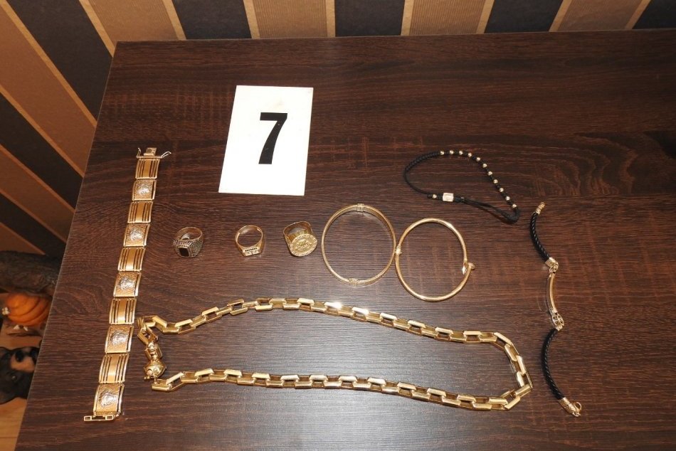 Cigarety, šperky aj zbraň: Rozložili najväčšiu sieť pašerákov v Nitrianskom kraj