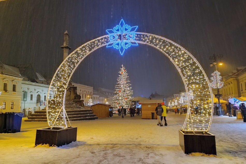 V OBRAZOCH: V centre Bystrice sa rozsvietil stromček aj výzdoba
