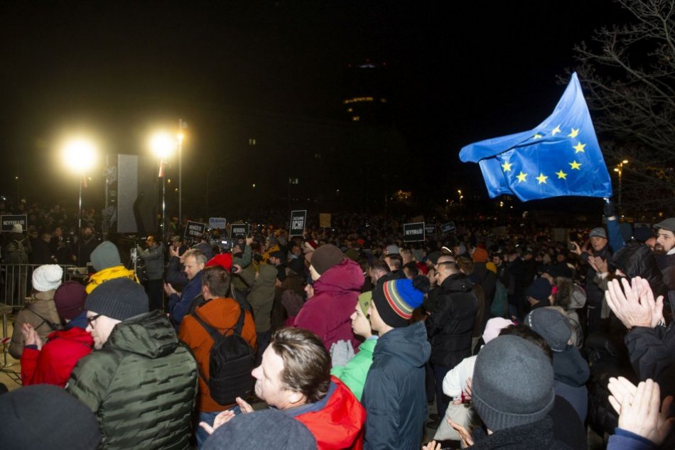 Protest opozície pred Úradom vlády SR