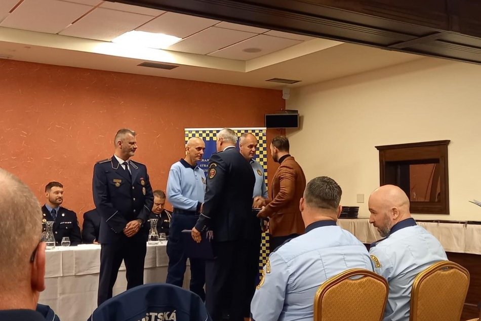 V OBRAZOCH: Mestských policajtov z Brezna ocenili za záchranu života