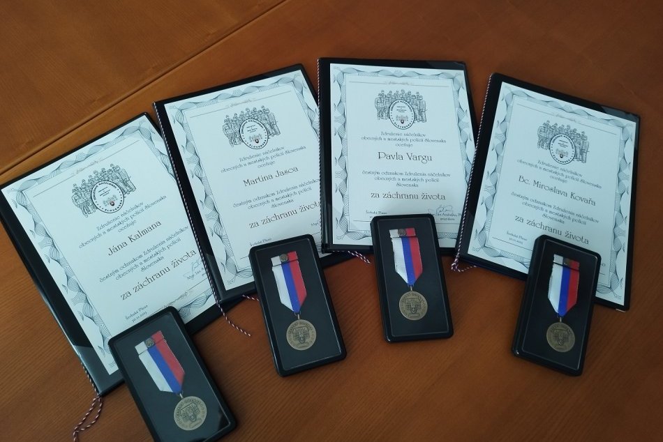 V OBRAZOCH: Ocenenie príslušníkov mestskej polície za záchranu ľudského života