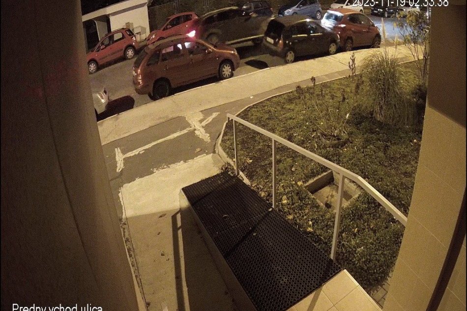 Nepríjemné prekvapenie: Vodiči si ráno našli poškodené autá, vinník ani nezastav