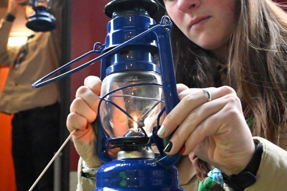 Objektívom: Skauti roznášajú Betlehemské svetlo