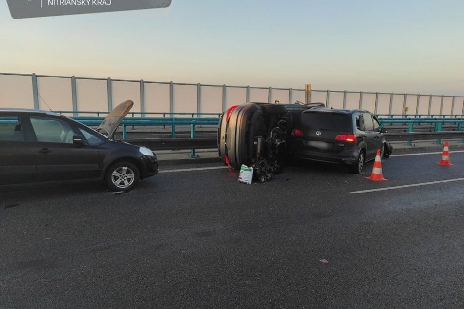 Auto na streche aj uzavretá cesta: Poľadovica v okolí Nitry narobila problémy