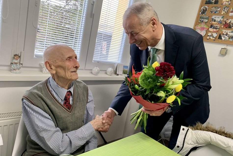 V OBRAZOCH: Storočnému jubilantovi nechýba chuť do života