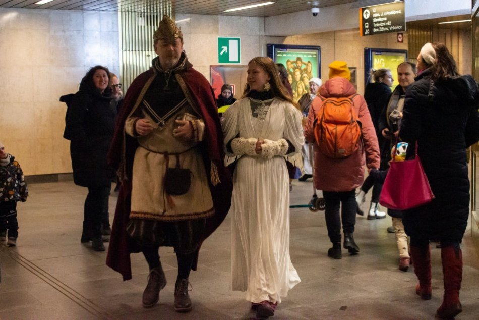 V pražskom metre sa vozil ŽIVÝ betlehem