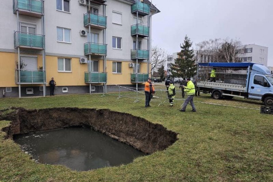 Obrovská jama priamo medzi panelákmi: V Galante sa PREPADLA zem, FOTO