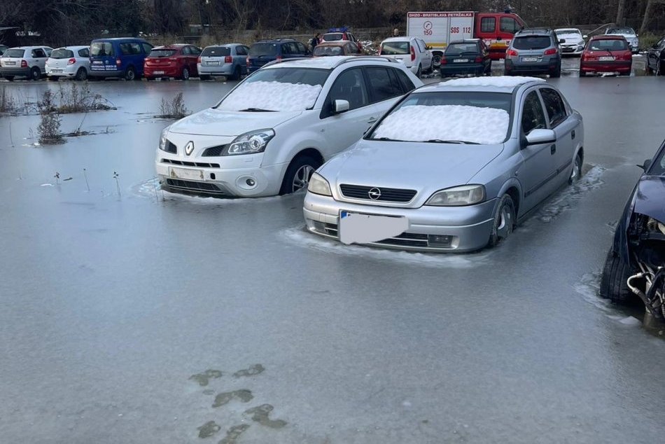 Rýchlo sa topiaci sneh zalial Petržalku