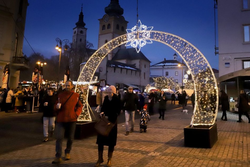 V OBRAZOCH: Žiarivá zimná výzdoba centra Bystrice je očarujúca