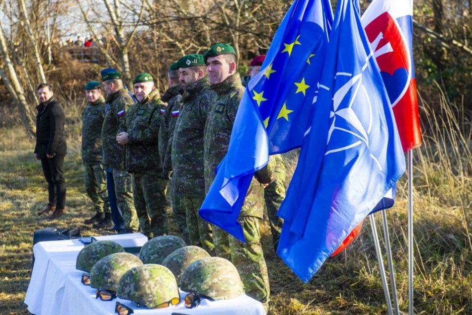 Vznik SR si vojaci pripomenuli vypálením 21 delostreleckých sálv