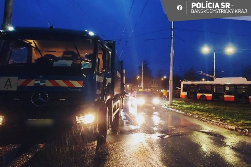V OBRAZOCH: Pri rannej nehode trolejbusu sa zranilo sedem ľudí