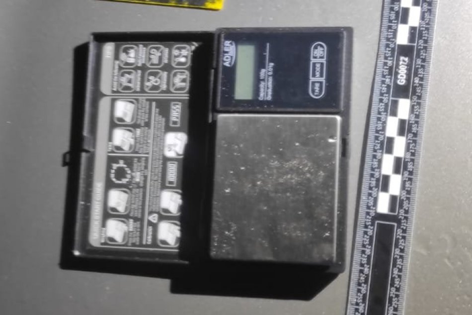 V OBRAZOCH: Kriminalisti zadržali tri osoby podozrivé z drogovej činnosti