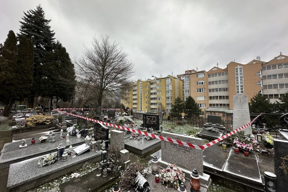 Zosunutý múr na Lamačskom cintoríne