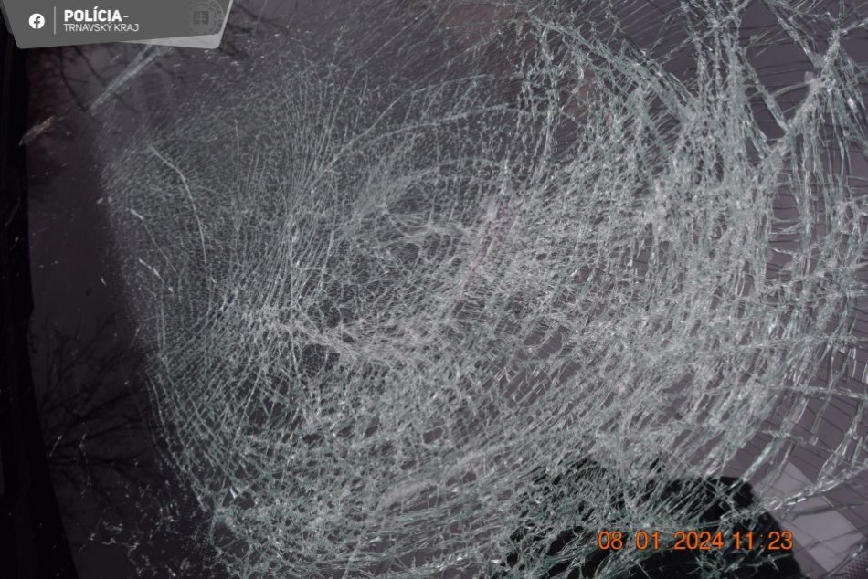 Kus ľadu z kamióna takmer spôsobili tragédiu: Vodičovi prerazili čelné sklo, FOT