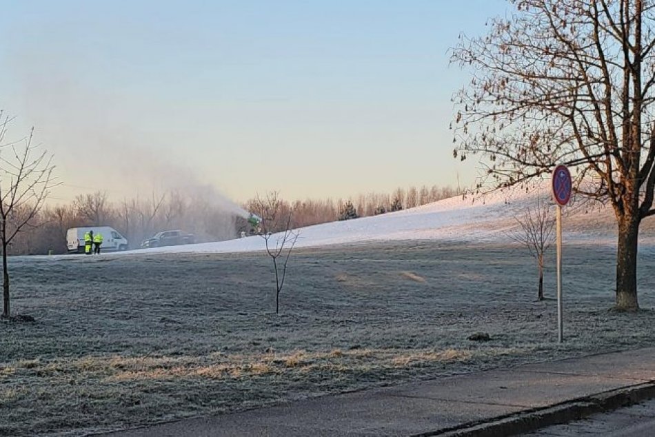 Sánkovačka aj na juhu Slovenska: Mesto začalo so zasnežovaním kopca