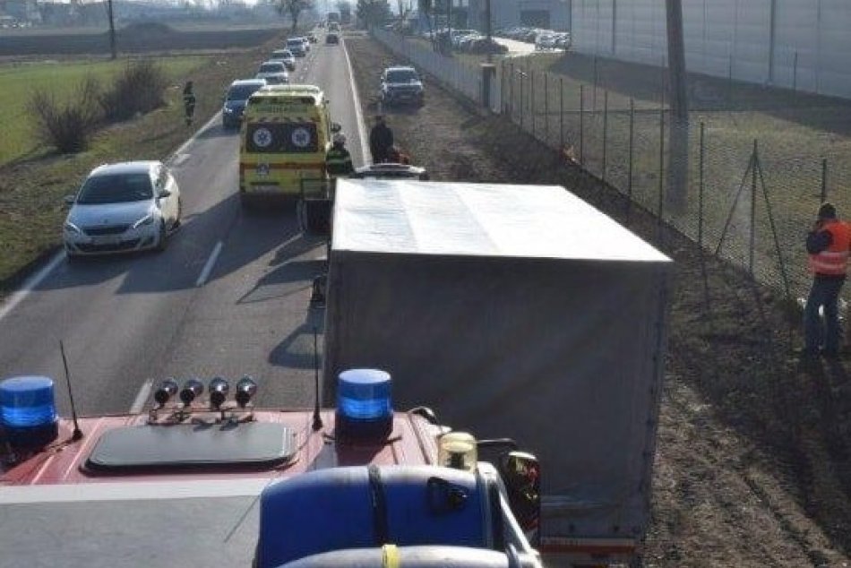 Kus ľadu zdemoloval čelné sklo: Veľké kryhy zasiahli vodiča do tváre