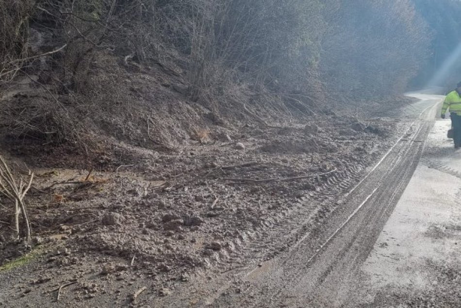 V OBRAZOCH: Medzi Lučatínom a Ľubietovou došlo k zosuvu svahu