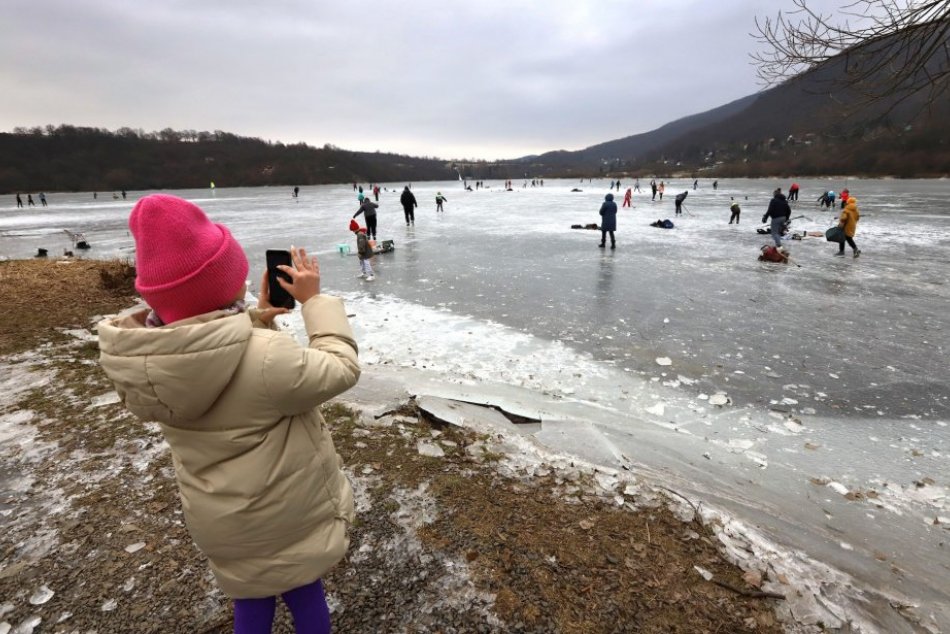 V OBRAZOCH: Ľudí mrazy lákajú na zamrznutú nádrž Môťová
