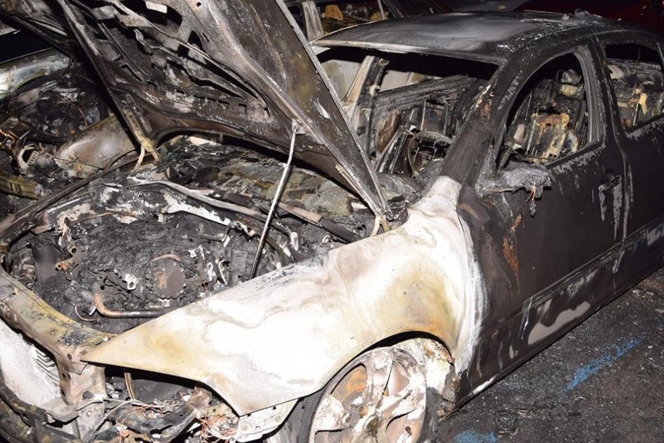 Policajti chytili podpaľača: Len 21-ročný mladík zničil SEDEM áut