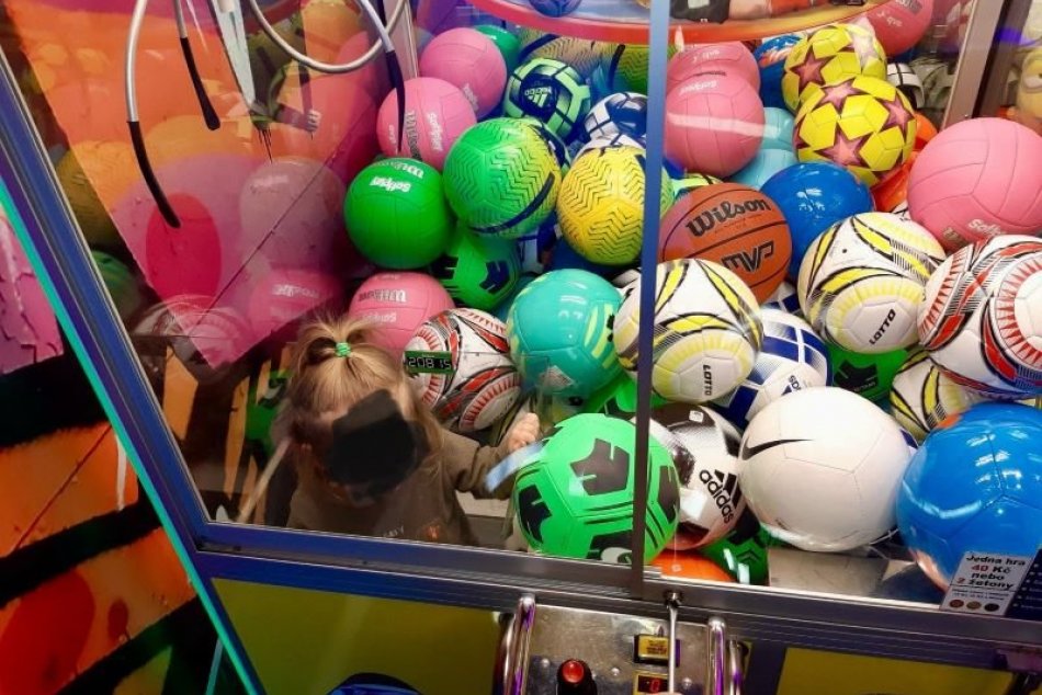 Dievčatko uviazlo v automate na hračky