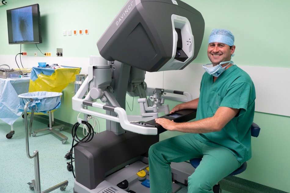 V OBRAZOCH: Roboticky asistované operácie v bystrickej nemocnici