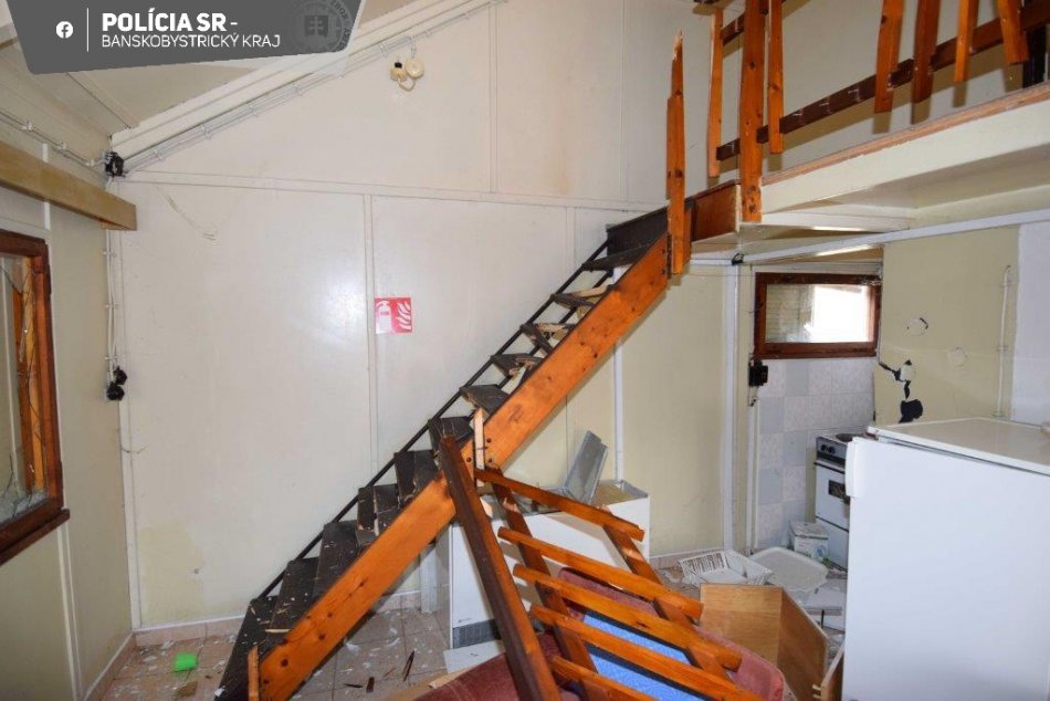 V OBRAZOCH: Vandali doslova zdemolovali chatu
