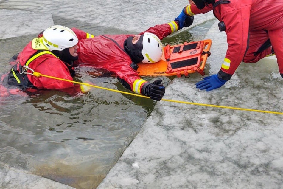 Hasiči precvičovali záchranu zo ľadovej vody