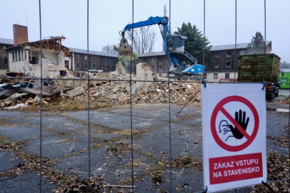 Búranie bývalého hotela Flóra