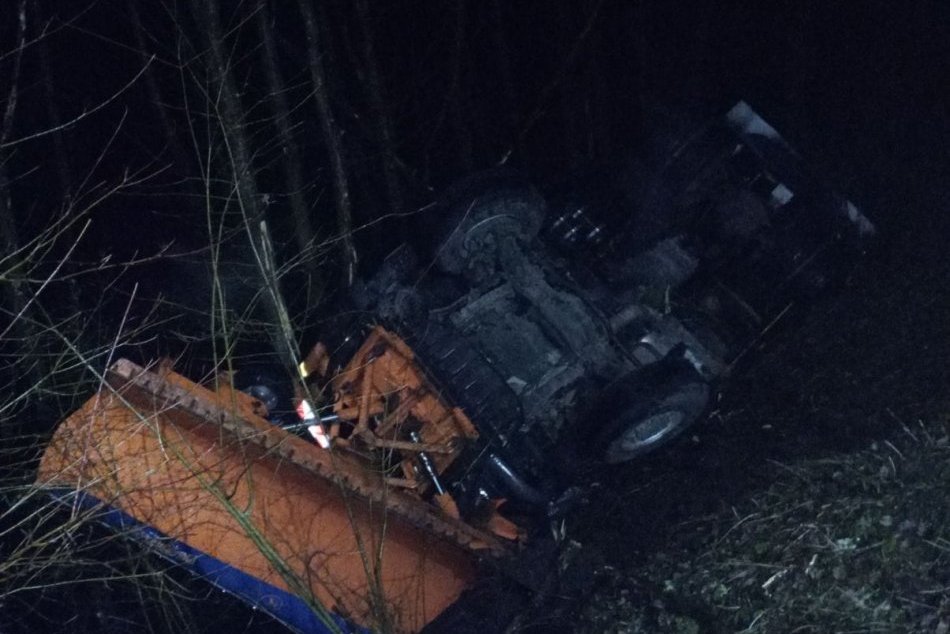 V OBRAZOCH: Sypač skončil na streche