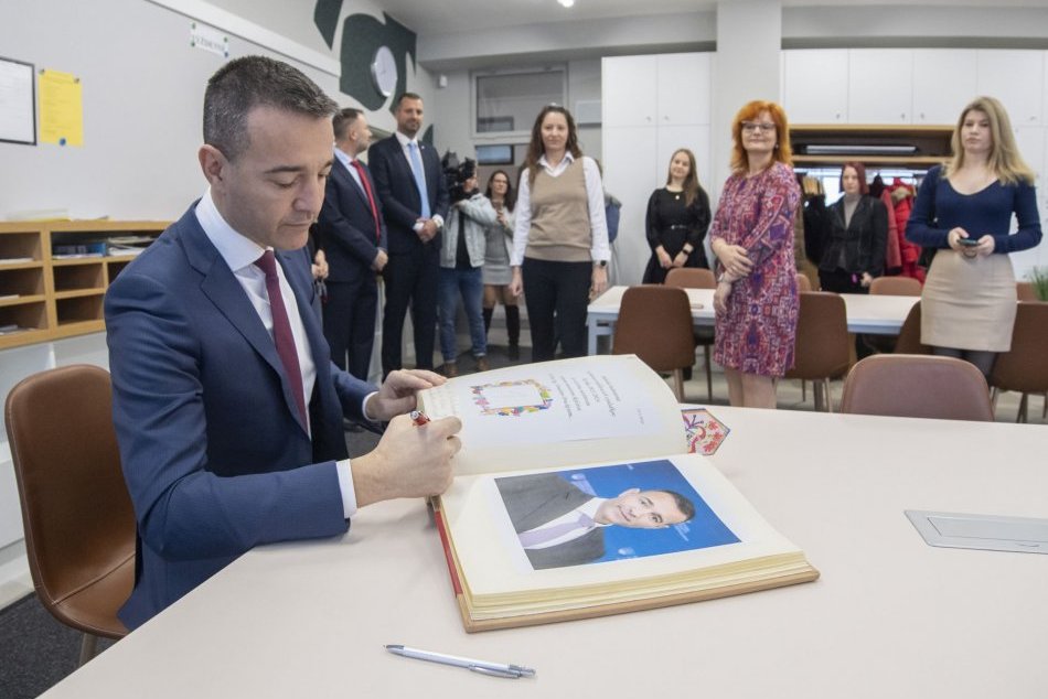 Mnister školstva Tomáš Drucker na ZŠ Podzáhradná