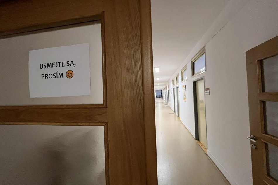 V OBRAZOCH: Na dverách bystrického úradu majú milý oznam