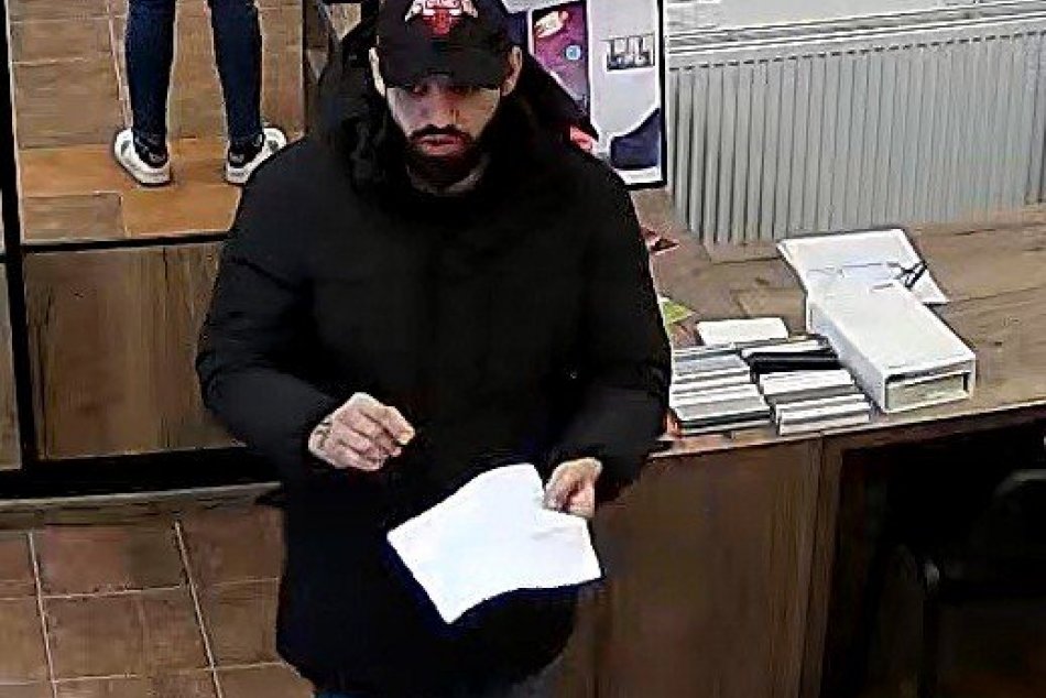 Neznámy muž pod falošnou identitou odcudzil mobil