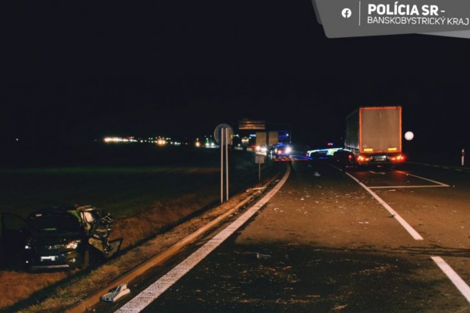 V OBRAZOCH: Pri vážnej nehode sa ťažko zranili dvaja ľudia