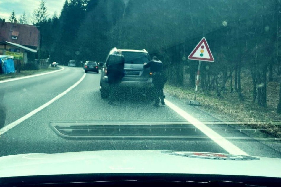 Policajti pomohli vodičovi v núdzi