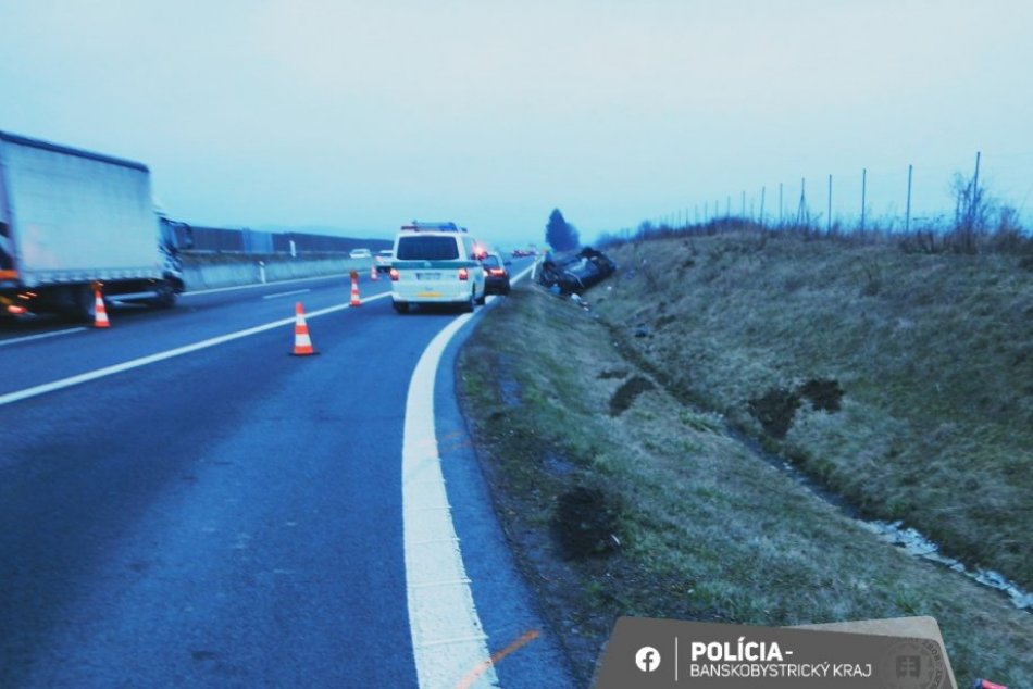 V OBRAZOCH: Auto na R1 sa niekoľkokrát prevrátilo